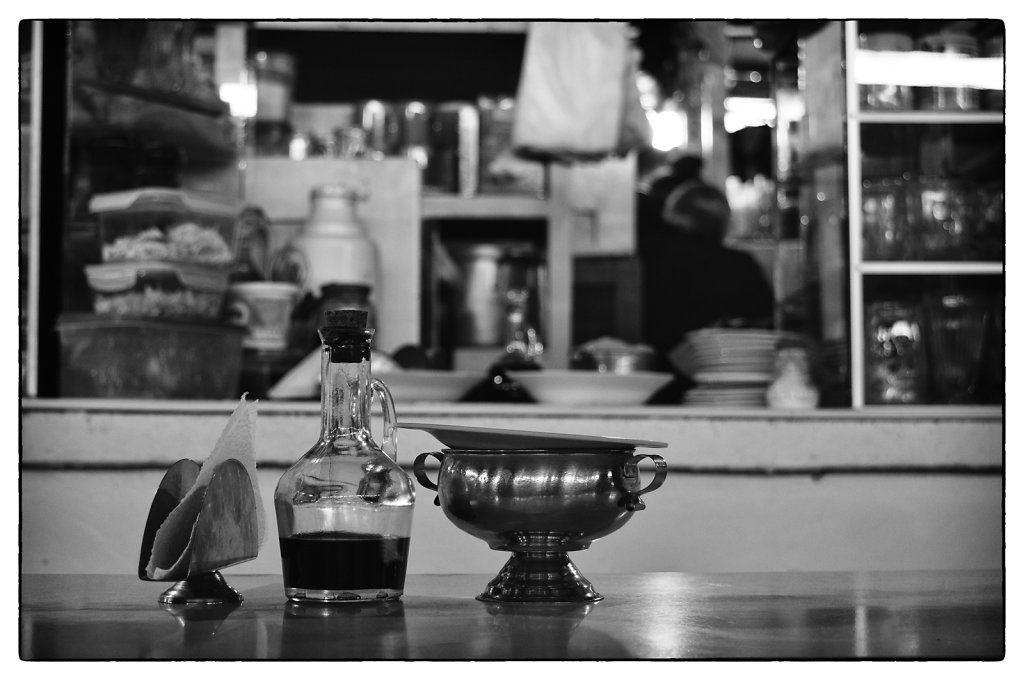 Café para los valientes, desayuno en el Mercado San Pedro. / Coffee for the braves, breakfast at the market. in Cusco.